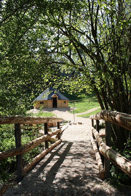 die Brücke zum Dorf