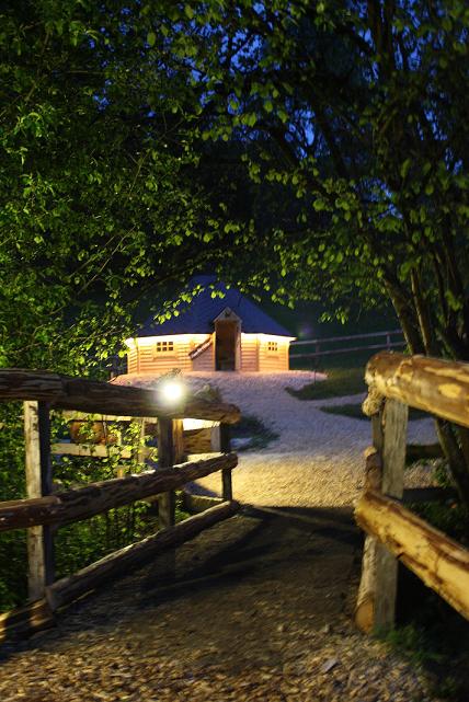 der Eingang by night