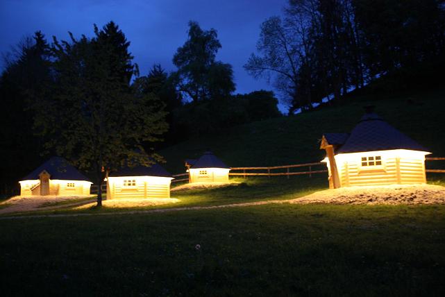 Grillhüttendorf by night